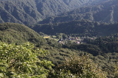 ２　　私たちのサイトセヤ川を登ること８km谷間の村かみせや